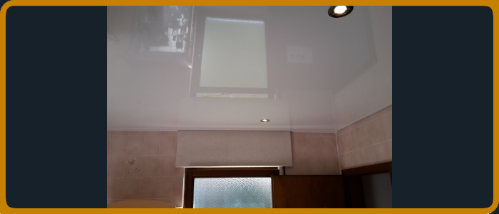 Spanndecke Hochglanz mit Spots Dimmbar im Bad