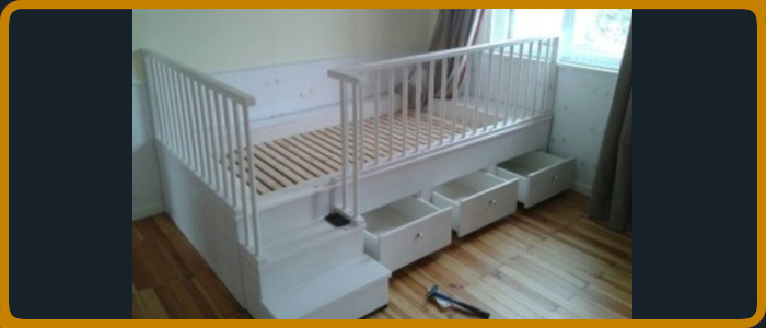 Kinderbett mit Geländer in weiß lackiert, sowie Treppe und Schubladen