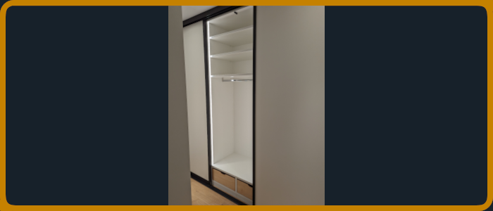 Einbauschrank mit Schiebetüren im Alusystem, Schubladen und Innenkorpen beleuchtet