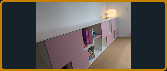 Kinderzimmersideboard in weiß/rosa Kombination mit offenen Fächern und Türen