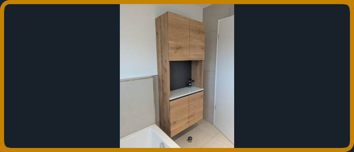 Badschrank aufgehängt in Eiche massiv mit Türen und Mittelablage in Marmor