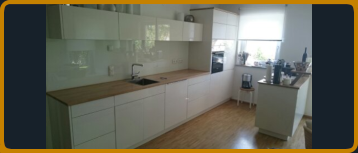 Küche in weiß Hochglanz lackiert mit Eiche massiv Arbeitsplatte inkl. Oberschränke mit Klappen und Küchenblock