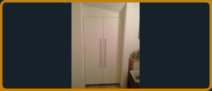 Einbauschranktüren unter Treppenabgang mit Einfräsungen wie an Bestandstüren und lange Edestahl Rehlinggriffe