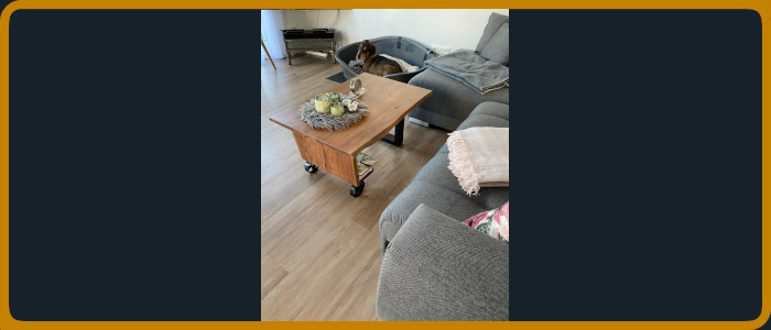 Ausgefallener Couchtisch in Akazie mit Rollen und Tischbein