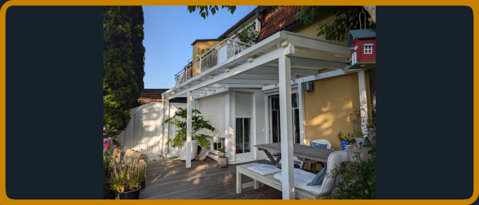Terrassenüberdachung mit Glasdach in Holz massiv weiß gestrichen und Regenwasserablauf