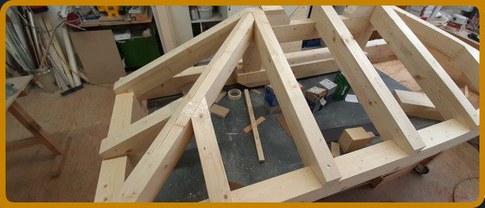 Erstellung in der Werkstatt einer kleinen Überdachung am Hauseingang