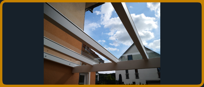 Terrassenüberdachungen hier in Holz weiß lackiert mit Glasdach