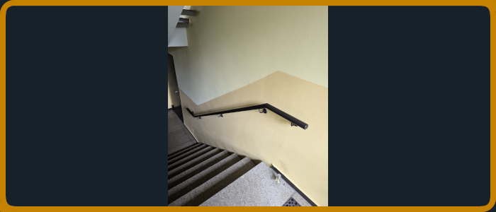 Treppenhandlauf aus Holz in schwarz lasiert mit schwarze Wandhalterungen gekröpft