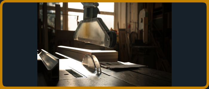 Kreissäge im Abendlicht