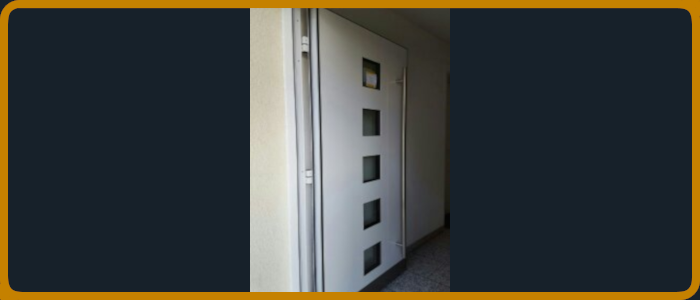 Hauseingangstüre Aluminium mit mehreren Glasquadraten in weiß lackiert und Stoßgriff Edelstahl