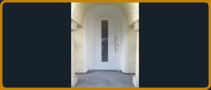 Rundbogen Hauseingangstüre in weiß/weiß mit Glasfeld