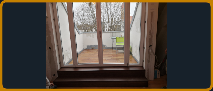 Erneuerung von Holz/Alu Fenstern weiß/weiß mit Treppenaustritt in Nussbaum