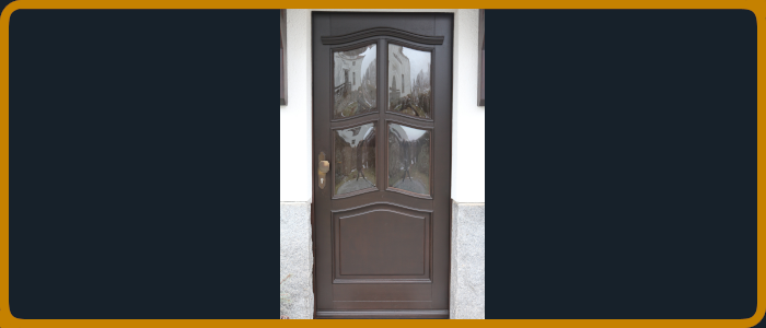 Haustür in Nußbaumfarben mit geschwungenen Gläsern